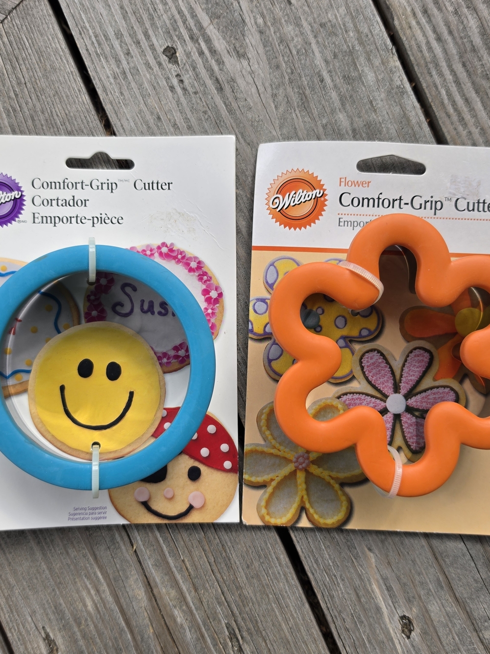 Wilton Comfort-Grip Cookie Cutter (Round & Flower Set of 2)